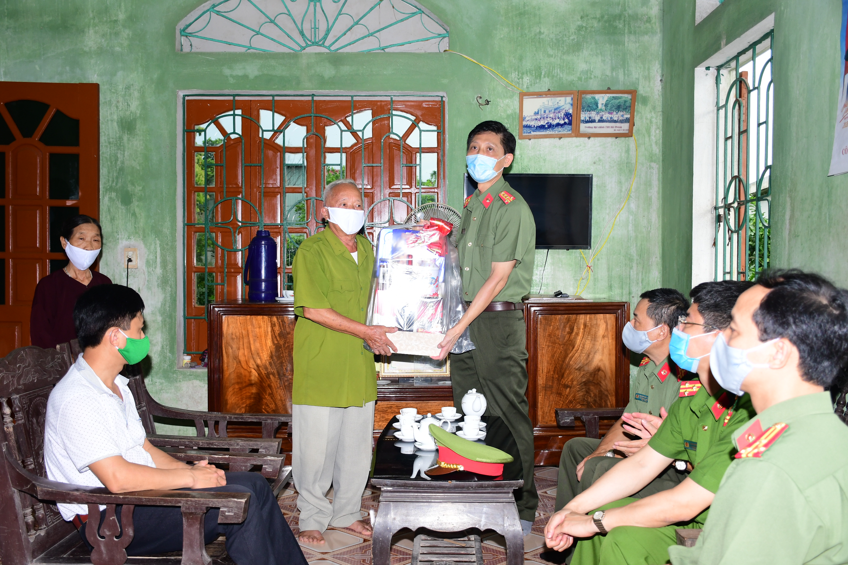 Thăm, tặng quà các gia đình liệt sĩ, Anh hùng lực lượng vũ trang nhân dân nhân dịp kỷ niệm 75 năm 